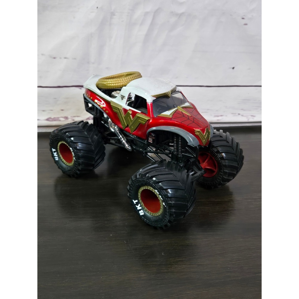 Monster Jam Wonder Woman‎ 1:24 Truck DC Comics Mattel BKT Tires 2019